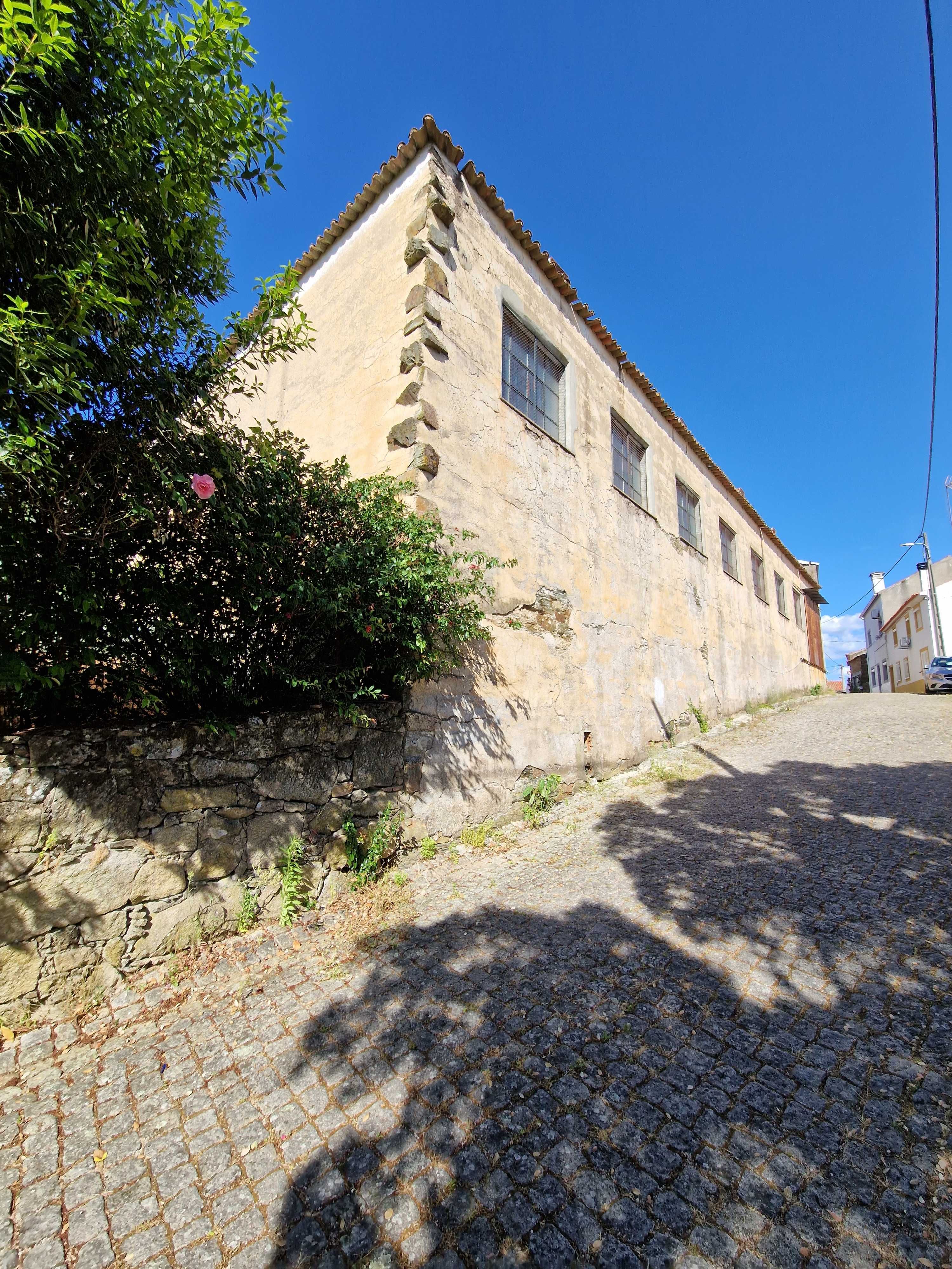 2 Armazém - Pavilhões - 3 Casas p/ reconstrução - terreno