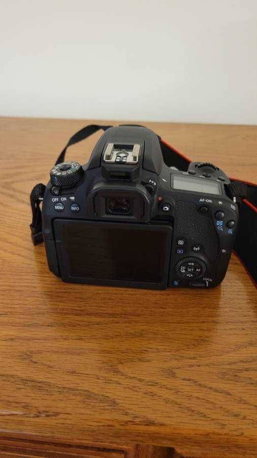 Canon EOS 77D DSLR (Somente Corpo)