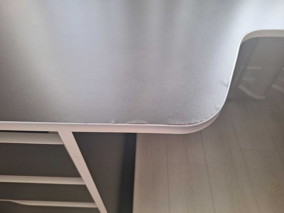 Комп'ютерний стіл