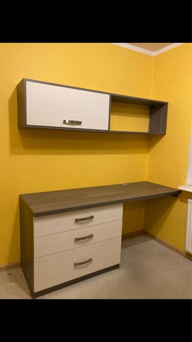 Solidne biurko  z szufladami i szafka wiszaca.