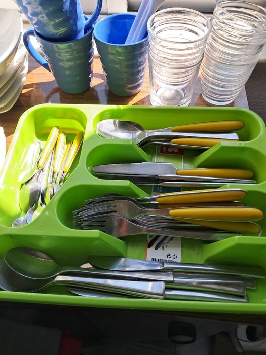 Vários itens de cozinha. (Pratos. Talheres. Copos. Canecas.....