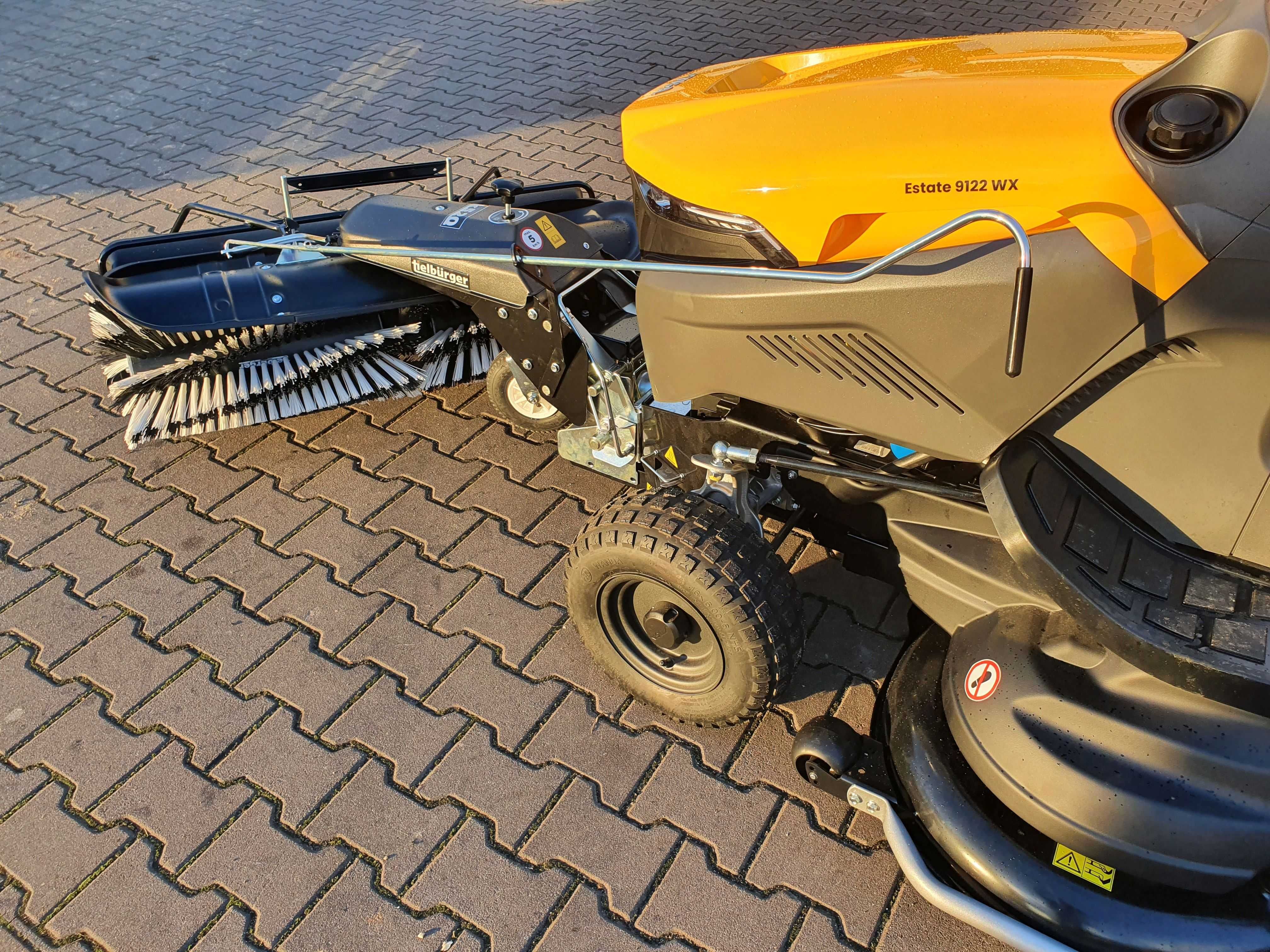 Traktor ogrodowy Stiga 9122WX 4x4 z zamiatarką pojemnikiem i PTO PRO