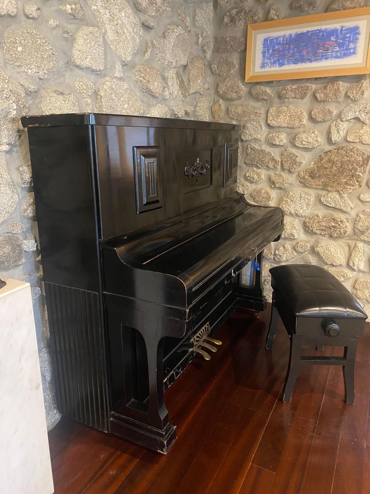 Piano de cauda com banco