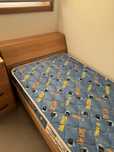 Cama de solteiro com arrumação em madeira