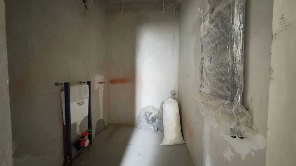 Зданий будинок поруч з містом