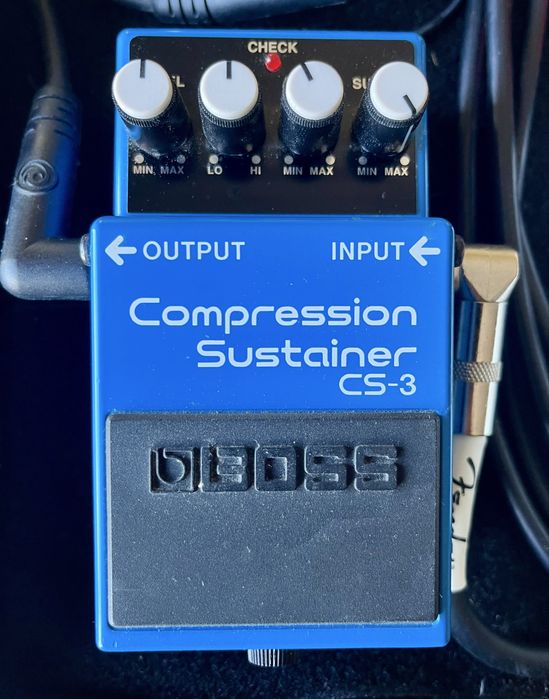Pedal BOSS CS-3 e Fonte de Alimentação