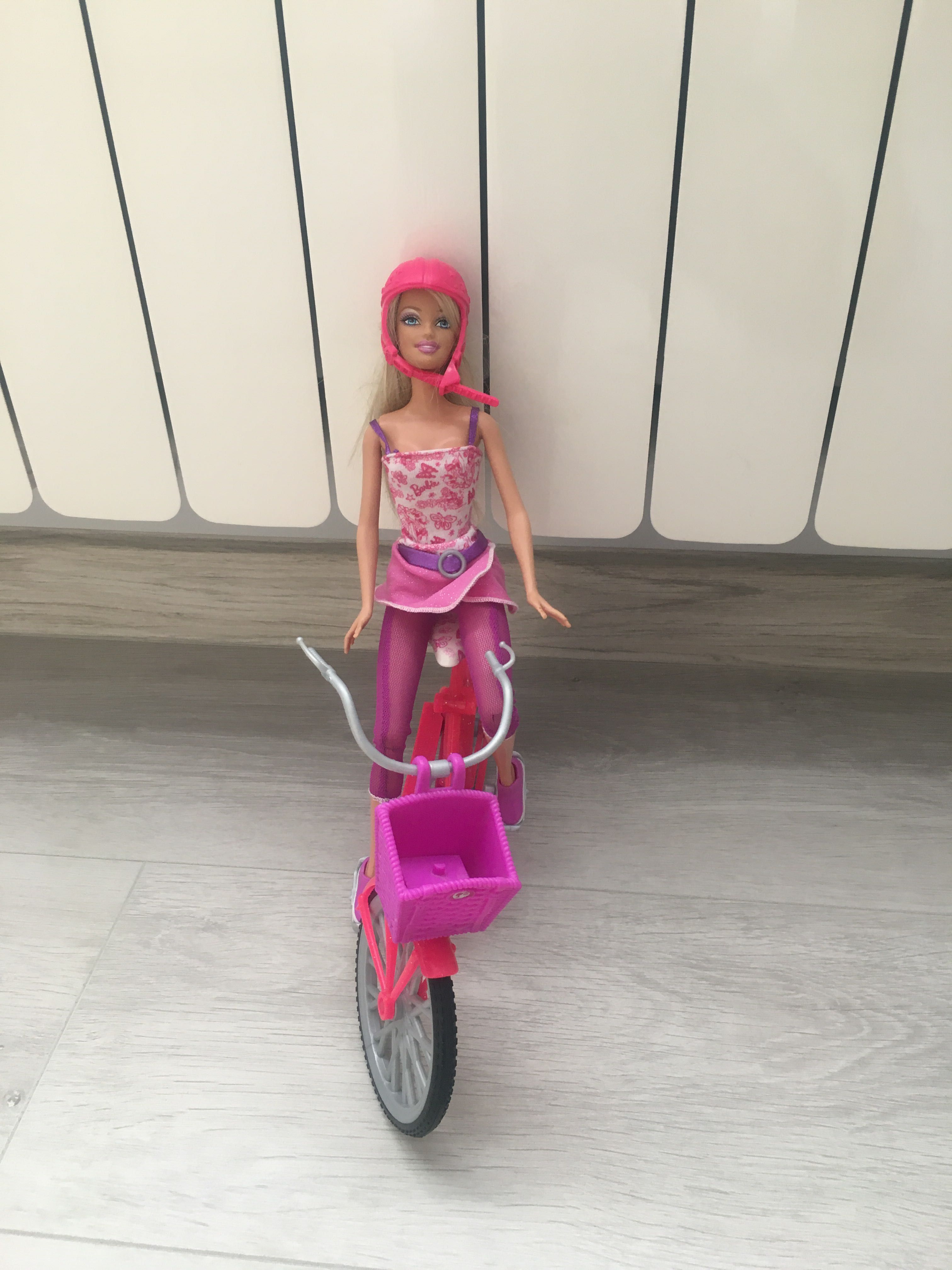 Lalka Barbie na rowerze