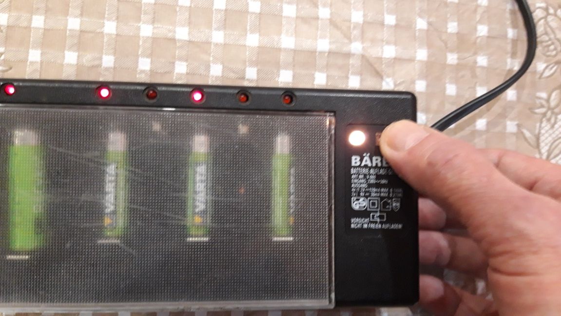 BAREN  зарядное устройство для акамуляторных батареек.