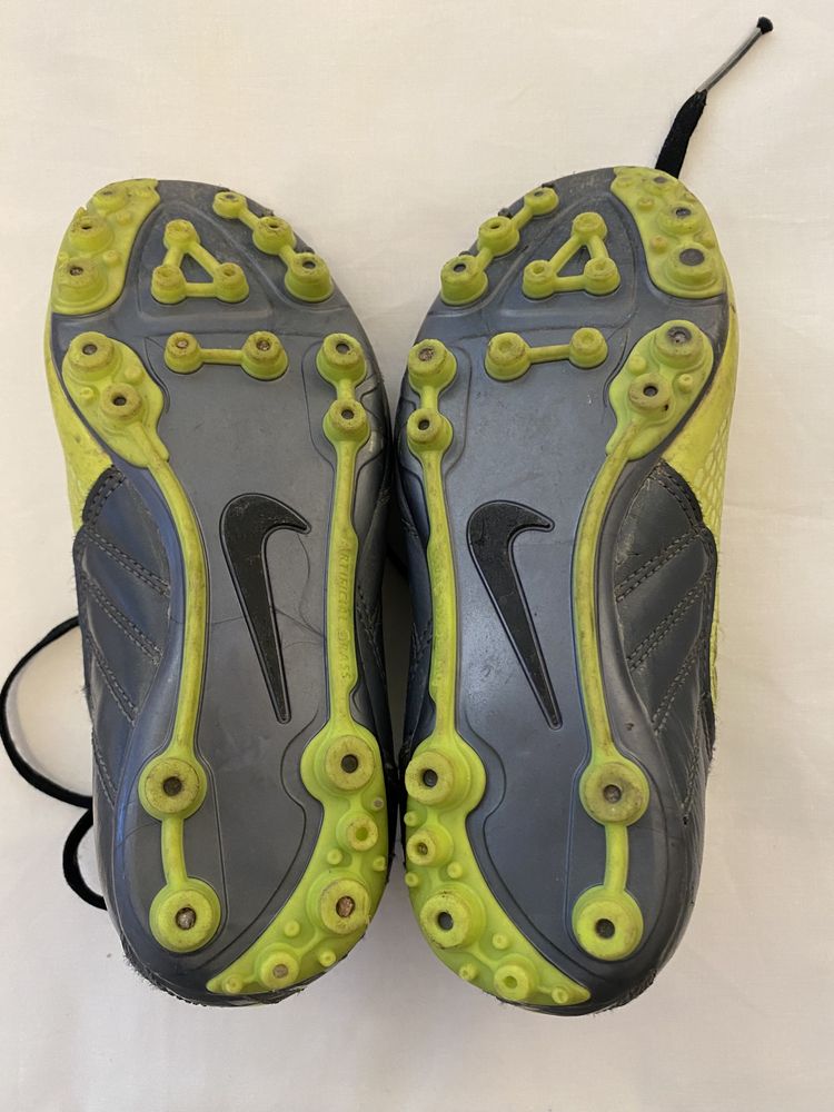 Nike футбольные бутсы 28 размера