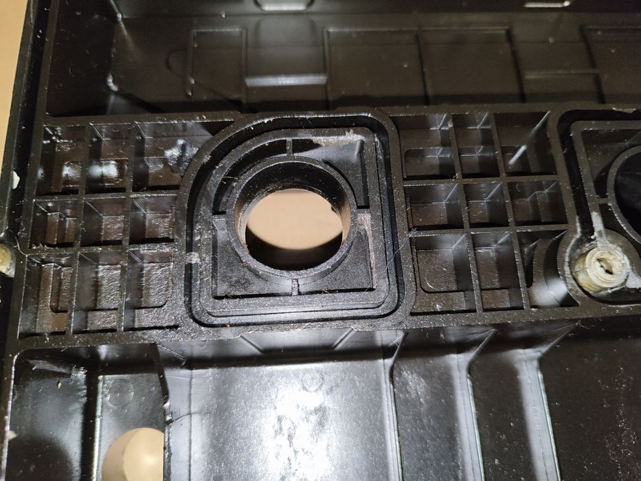 Клапанна кришка мотор 1.8. Мазда 5. Форд