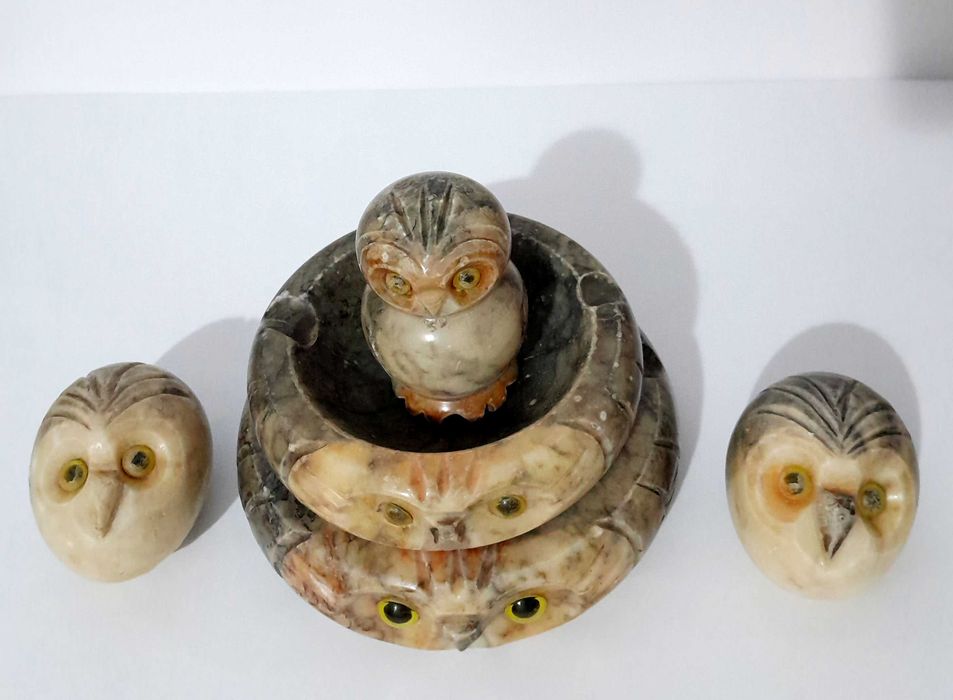 Cinzeiros e Pisa-papeis "Mochos" em Alabastro - 5 Peças Antigas