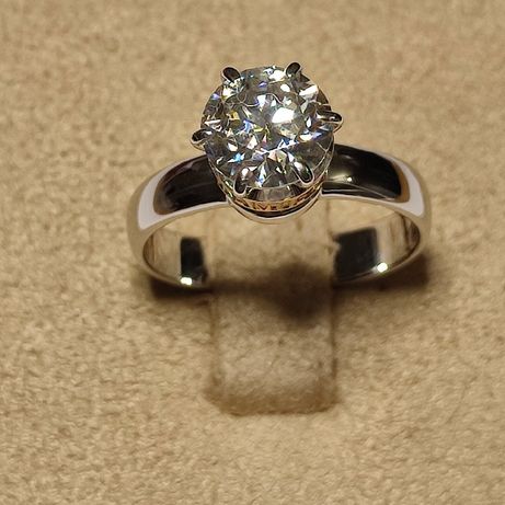 Золотое кольцо damiani с бриллиантом 1 карат.