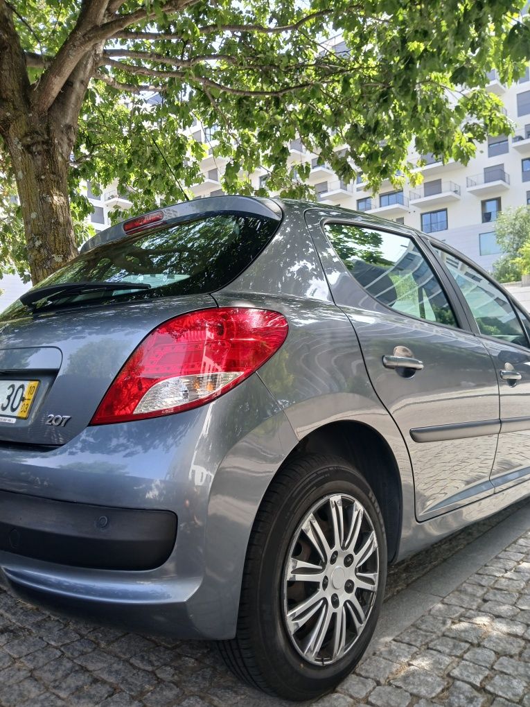 Peugeot 207 cinzento
