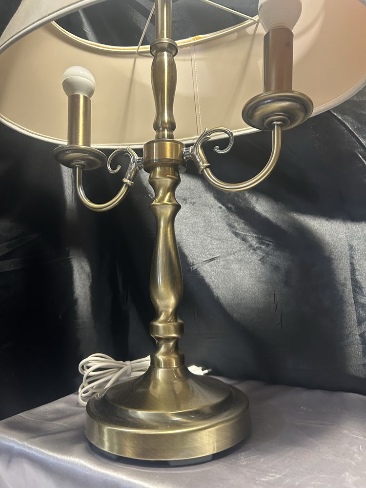 Zestaw 2 lamp stołowych – klasyczne, dwuramienne z abażurami – komplet