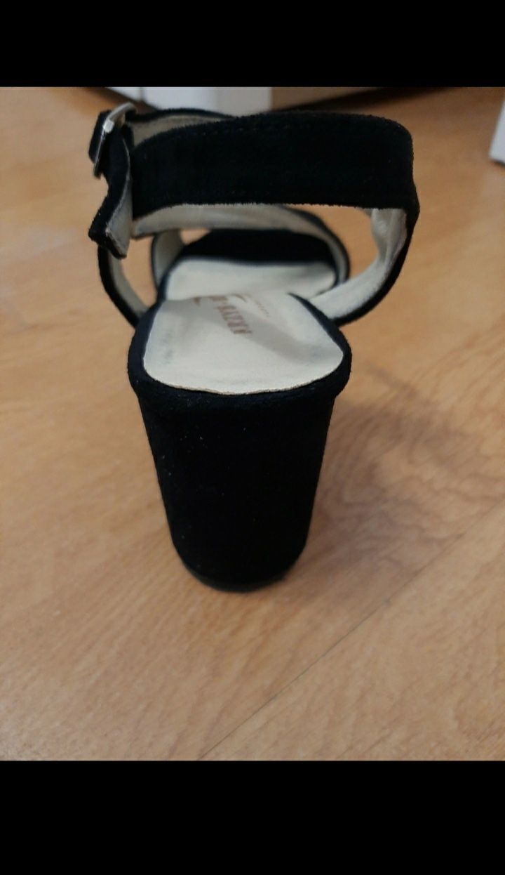 Czarne zamszowe sandały (rozmiar 37)