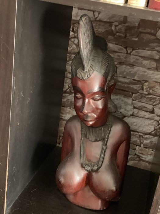 Estatua em madeira maciça