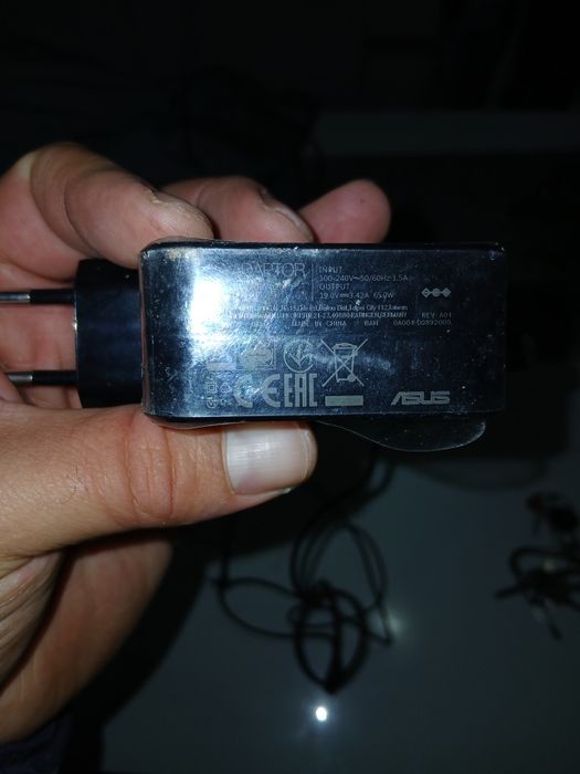 Vários Carregadores de pc portátil