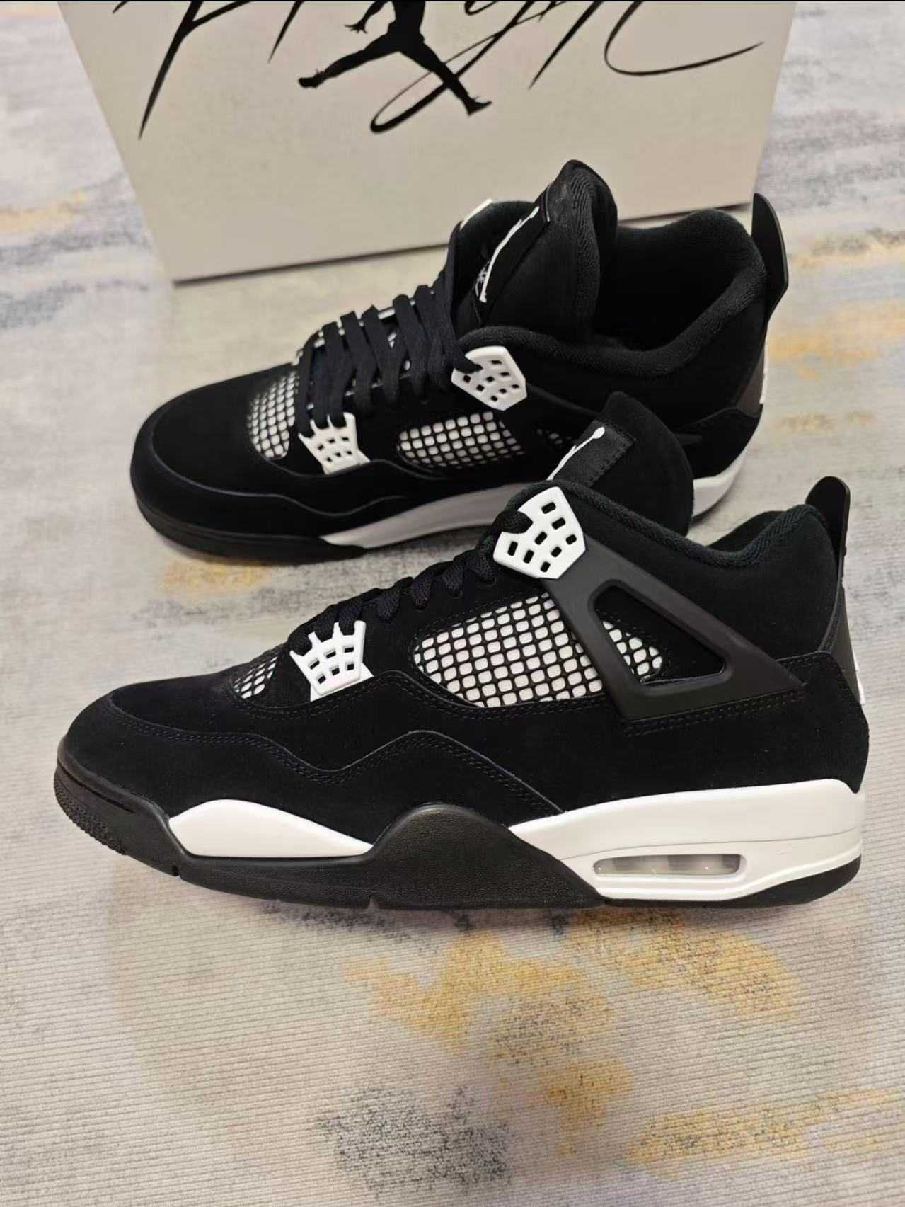 Buty JordanAirJordan4Retro White Thunder sportowe rozmiar. 45