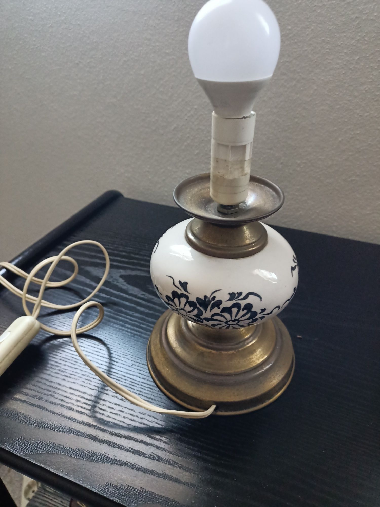 Candeeiro de pé de porcelana, com abajur em seda natural .