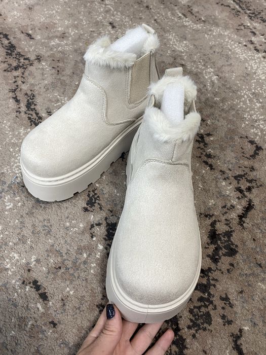 Уги замшеві 38 на масивній підошві.