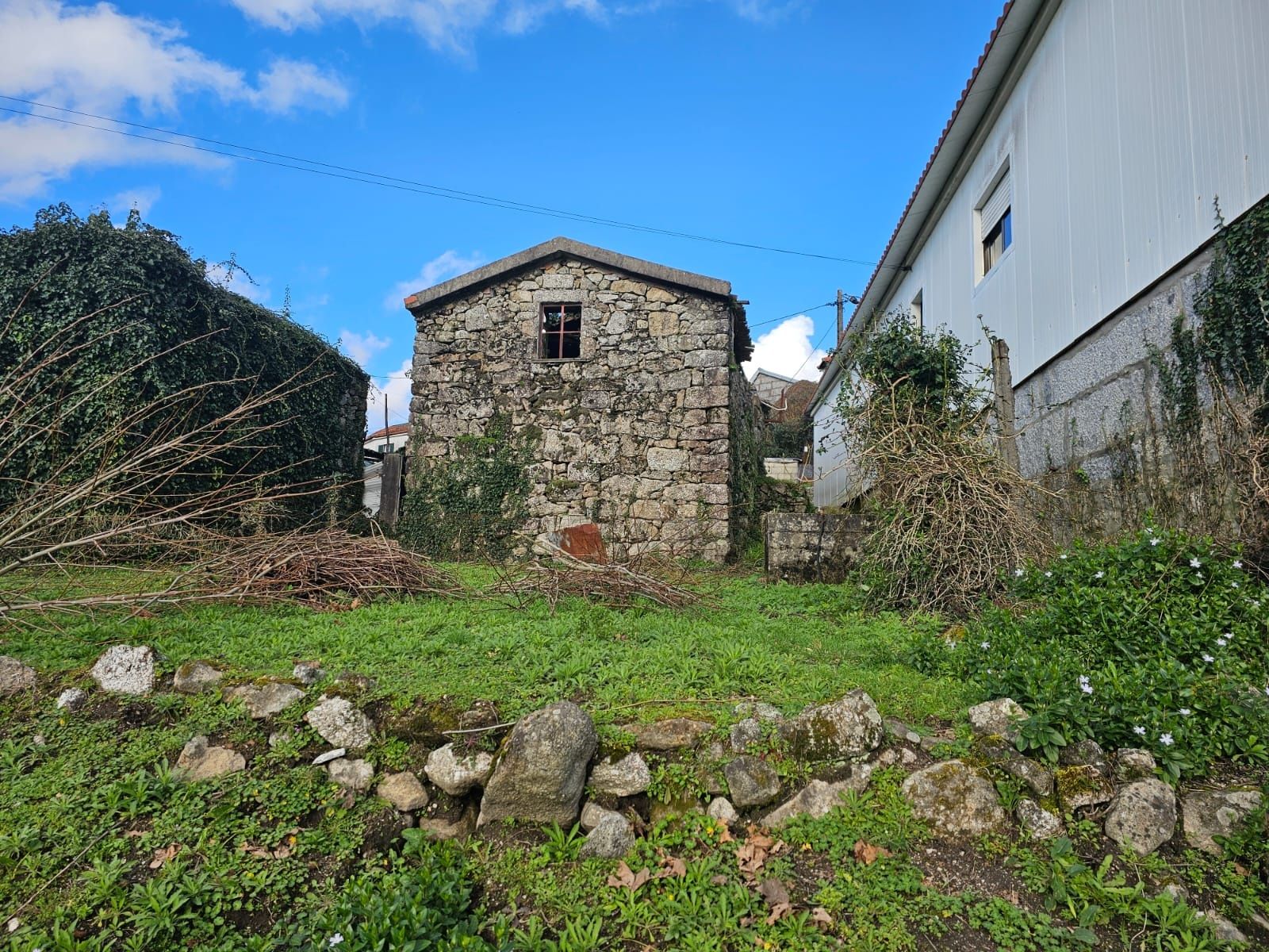 Casa com terreno 2250m2, com 2 números em Quinchães-Fafe