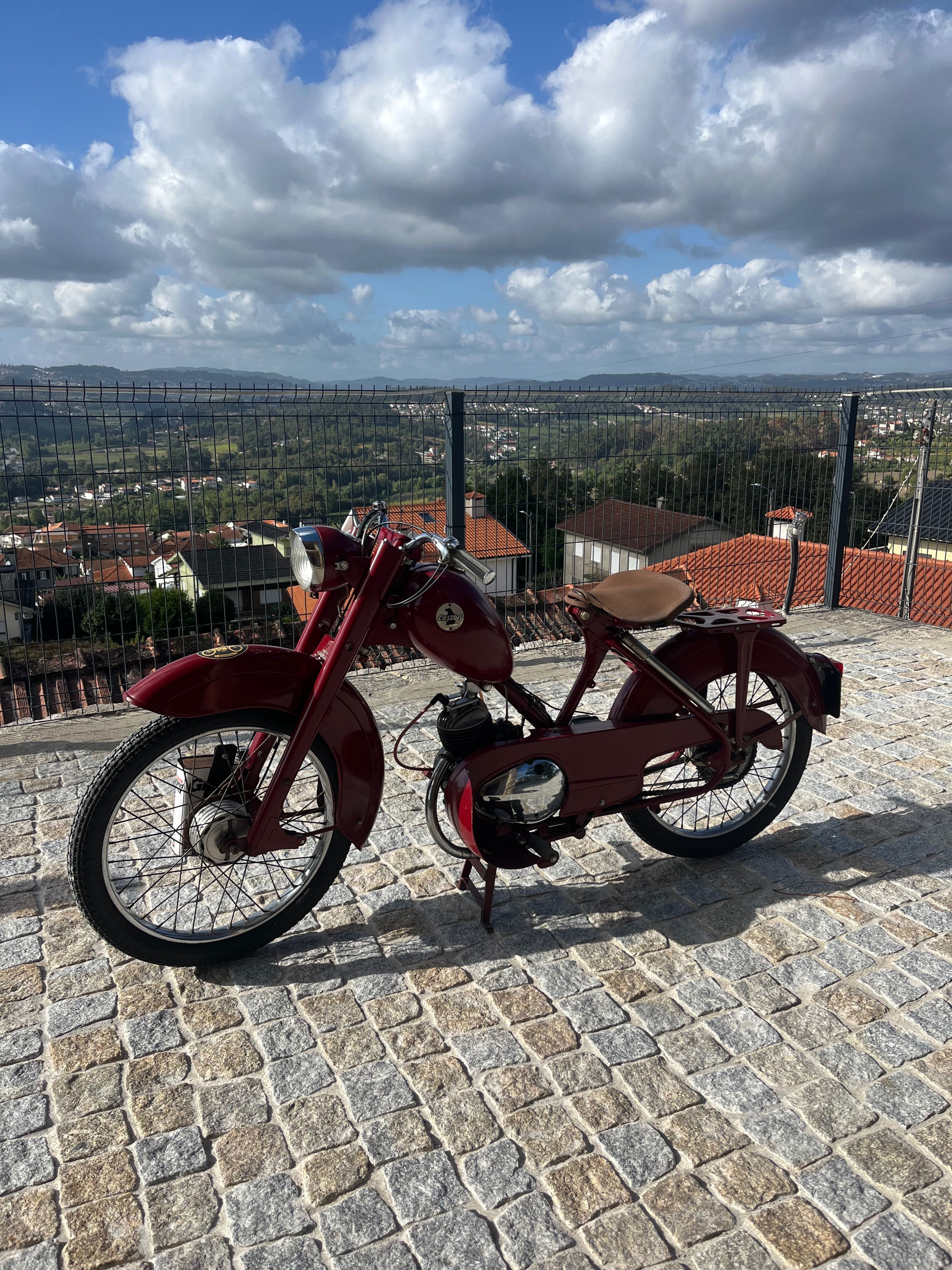 Moto Monet Goyon Castor