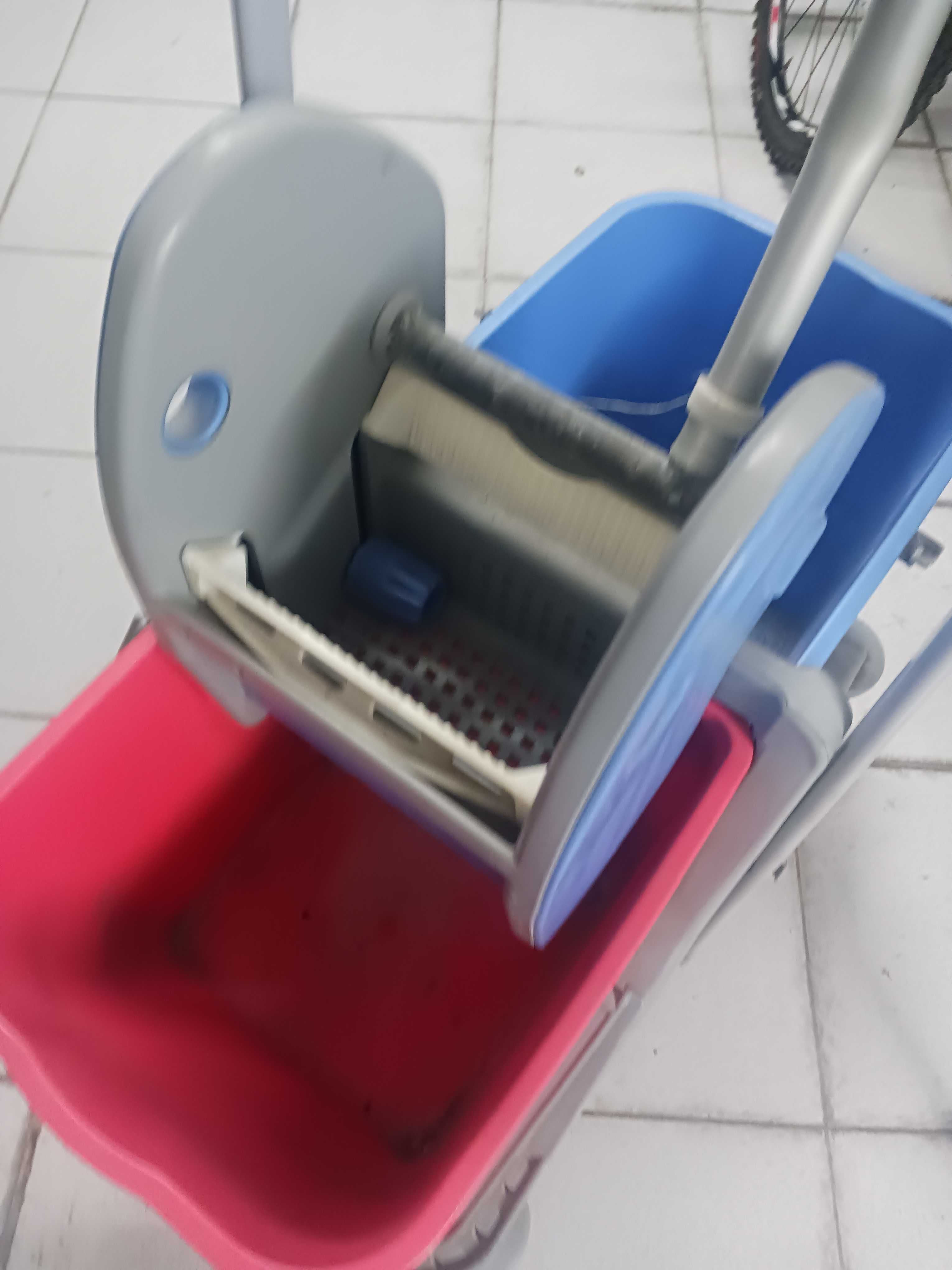 Carrinho com rodas para limpeza com dois baldes e suporte esfregona