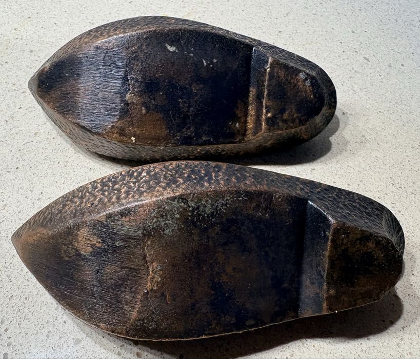 Par de antigos cinzeiros em forma de sapatos orientais em cobre