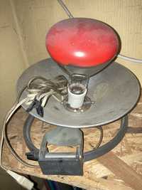 Винтажный настольный светильник с красным стеклянным куполом