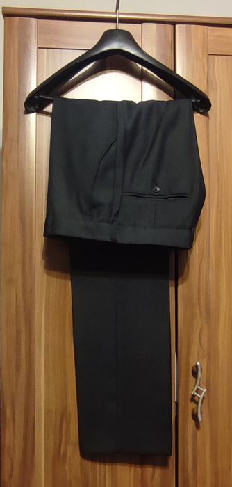 Czarny garnitur dla wysokiego i szczupłego mężczyzny