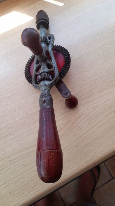 Berbequim manual com broca incluída