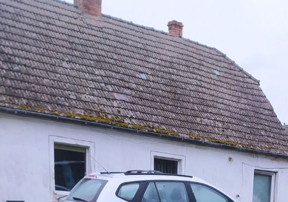 Dachówka betonowa z domu, cena za 1szt.0.50 dostępne ok. 2000sztuk