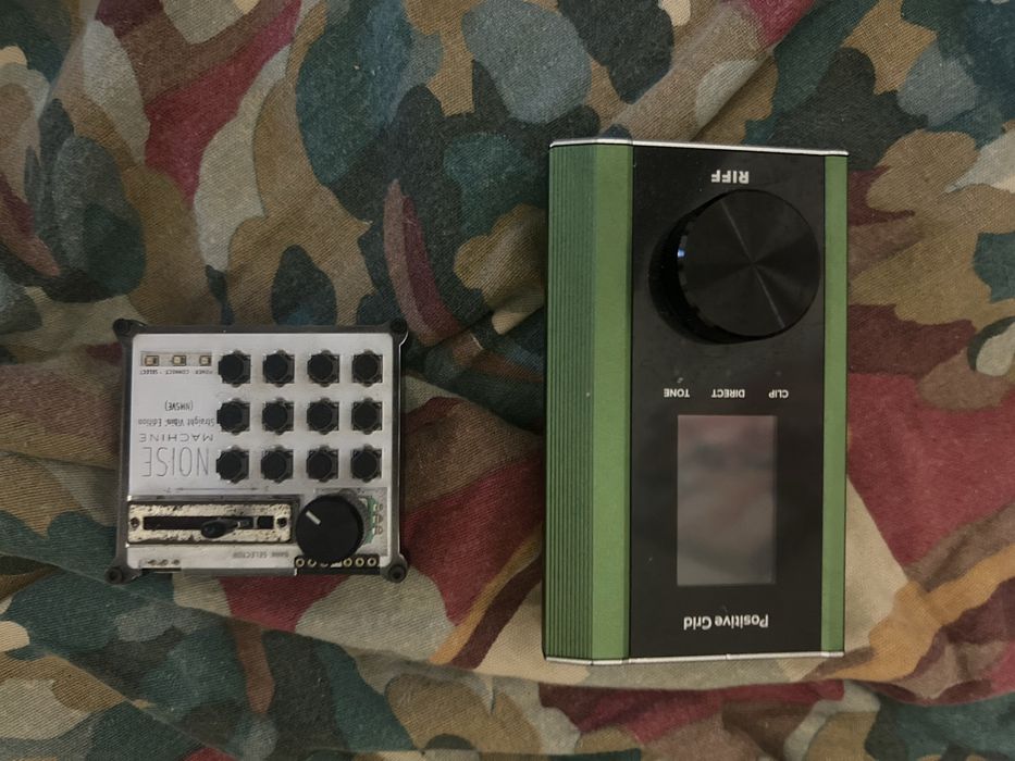 Pedais de guitarra e placa de som