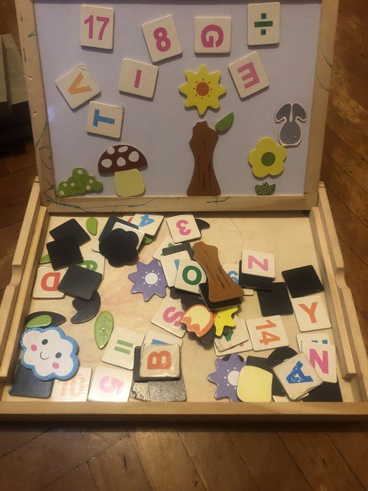 Різноманітні іграшки, килимки ігрові