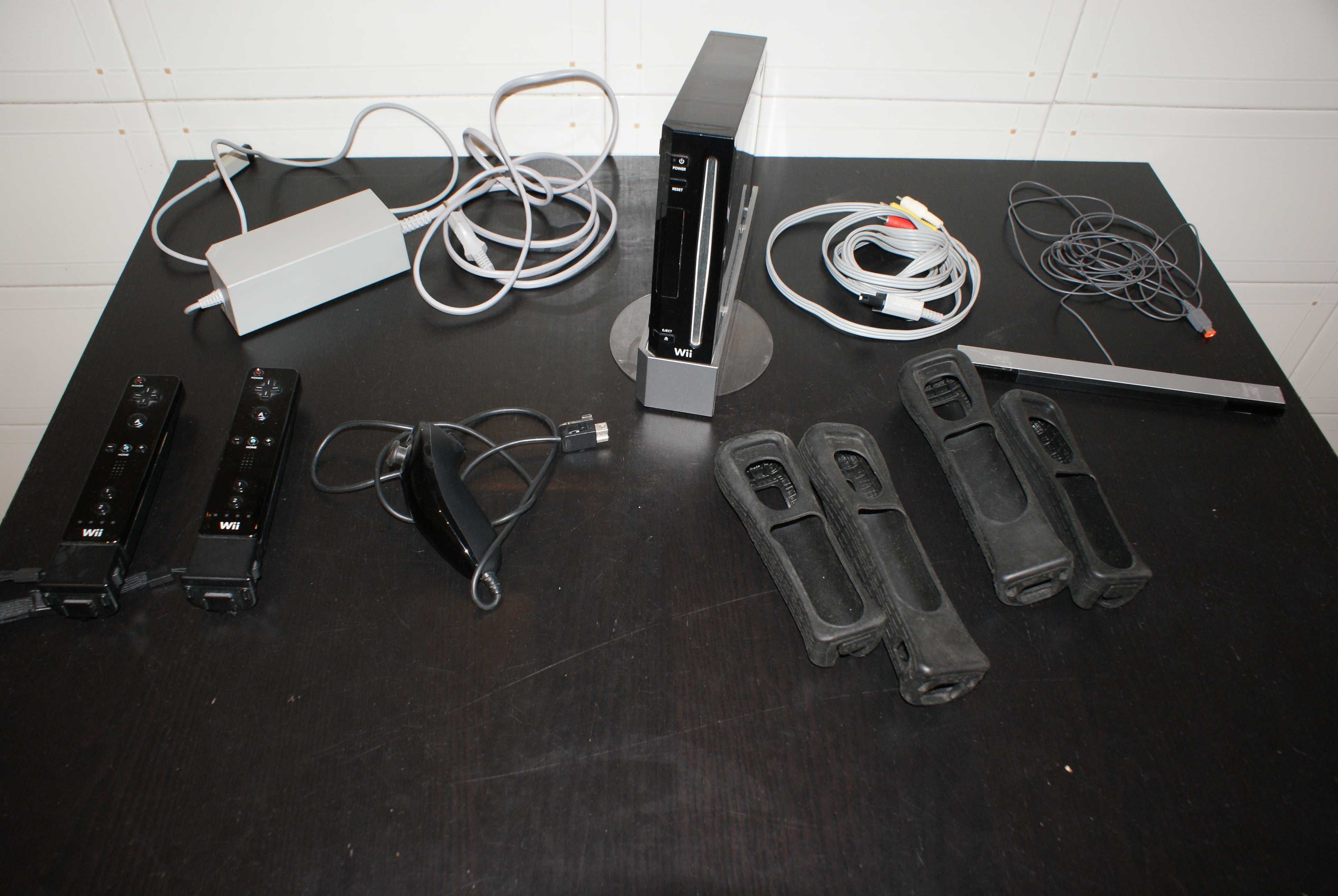 Wii + carregador + 3 comandos com capa + suporte + cabos + acessórios