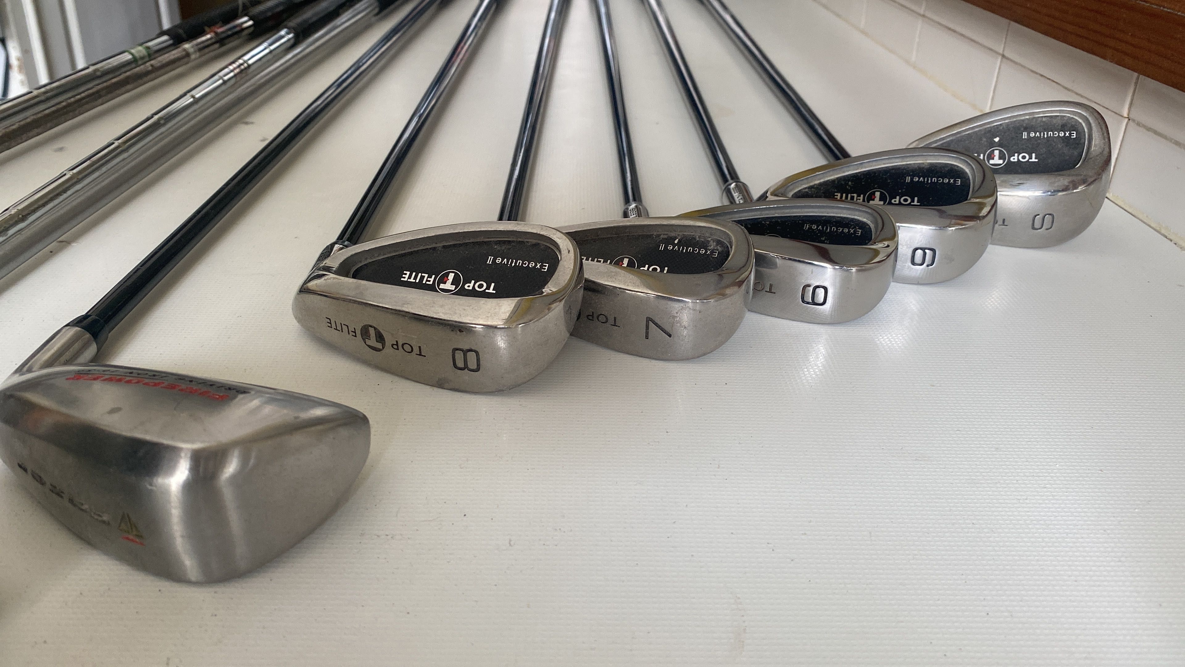 Tacos de golf - ferros e madeiras disponíveis para venda