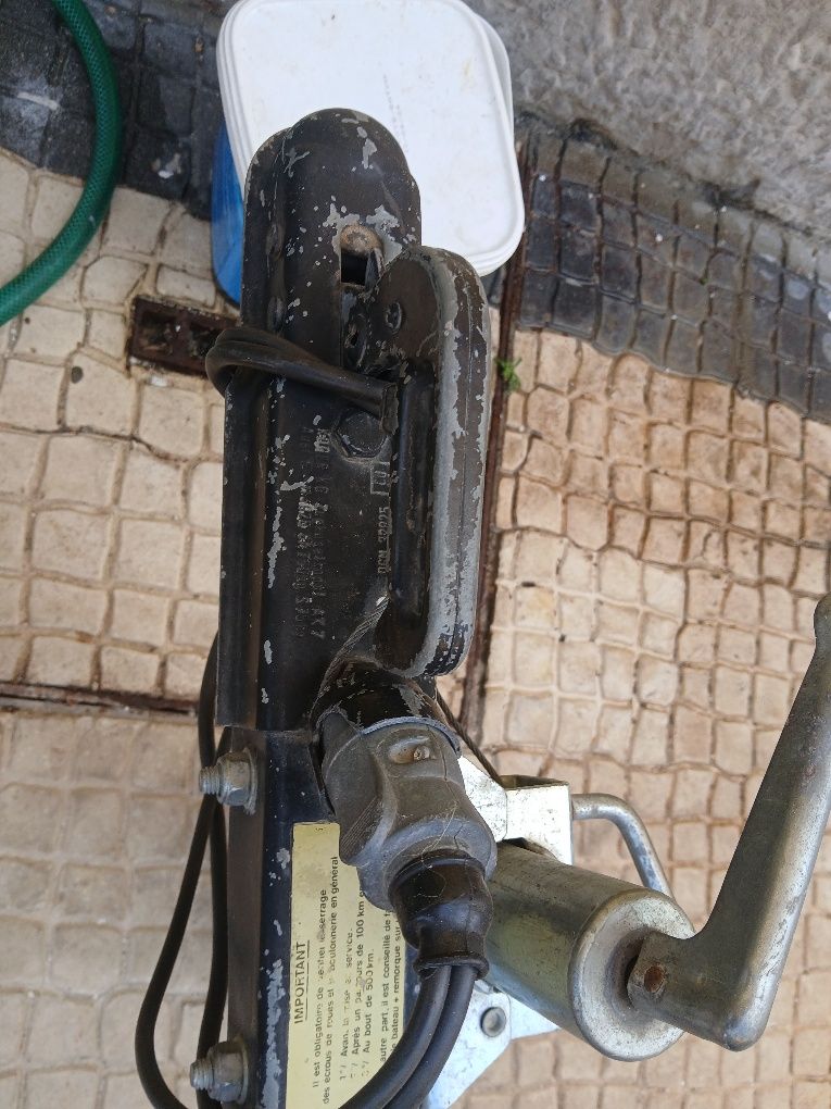 Atrelado em chapa de alumínio basculante