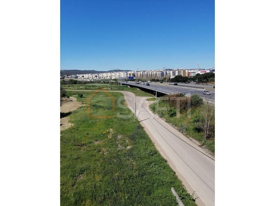 Terreno com 3500m2 em Loures