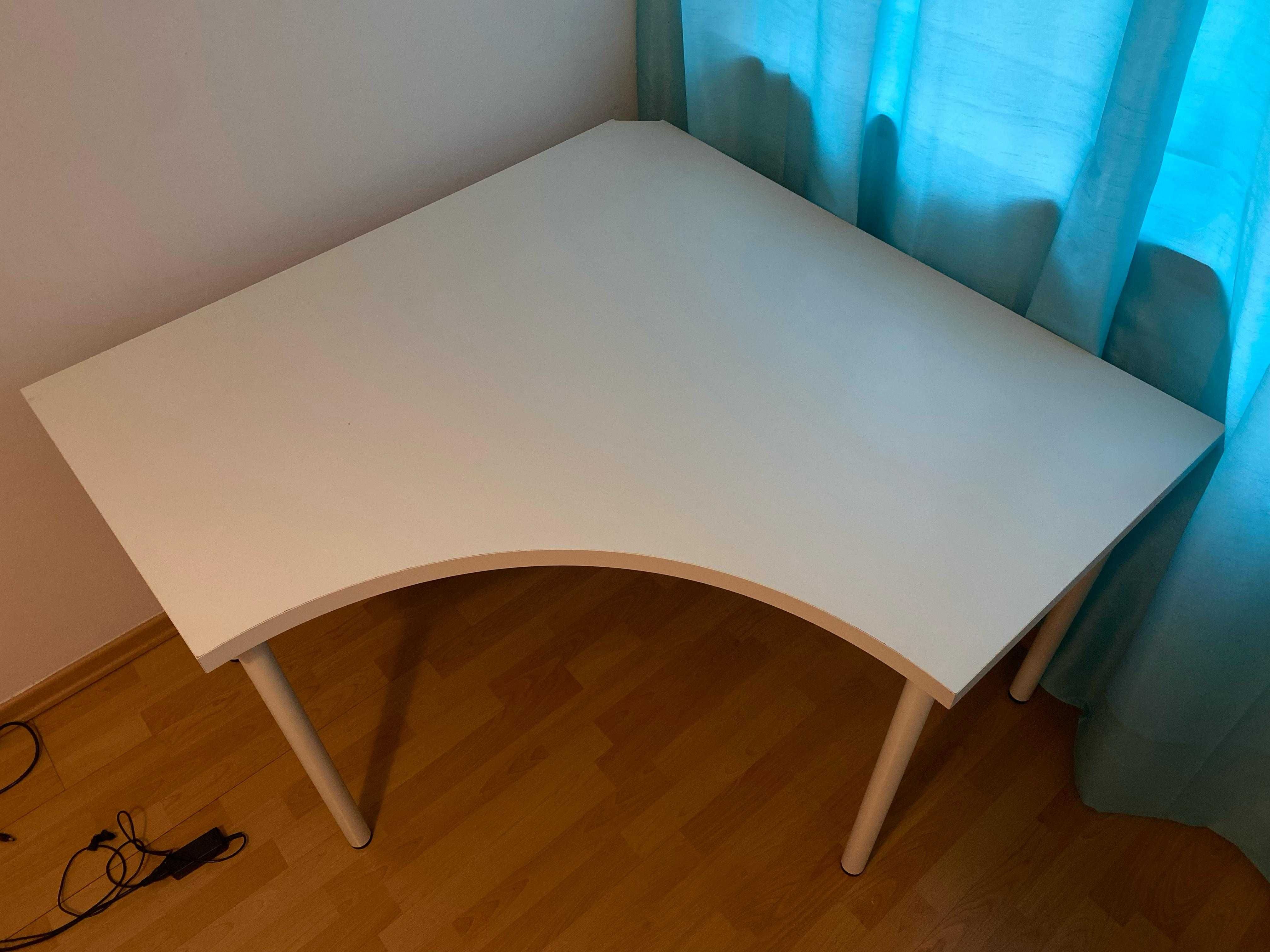 Mesa de canto para escritório IKEA.