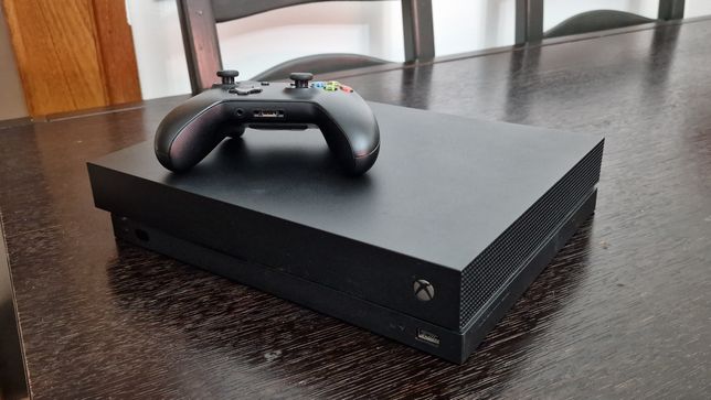 Xbox One X 1TB + Comando (Como Nova)
