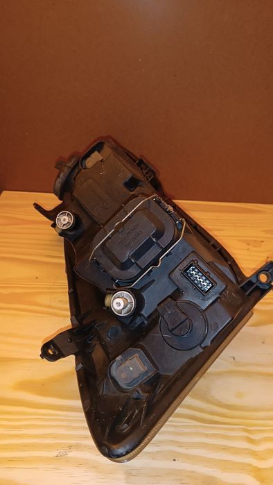 Vendo farol esquerdo de Toyota Corolla ano 2000/08