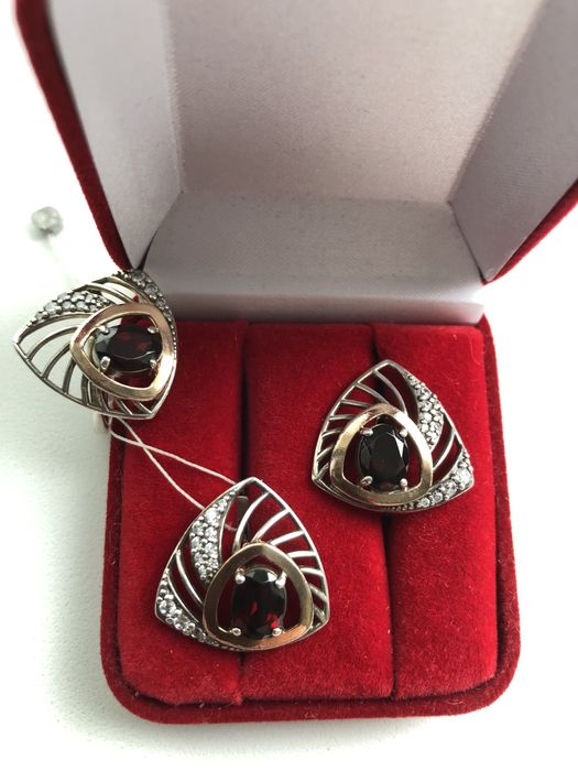 Серебро.925. Набор с гранатом.