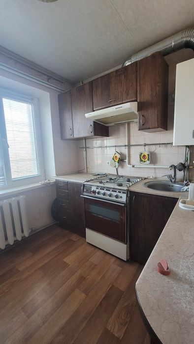 Продам 2-во кімнатну, район кінотеатру.