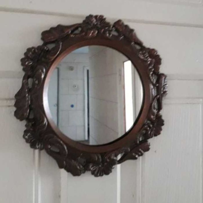 Деревяний мінікомод  з змінним дзеркалом в металічній оправі.