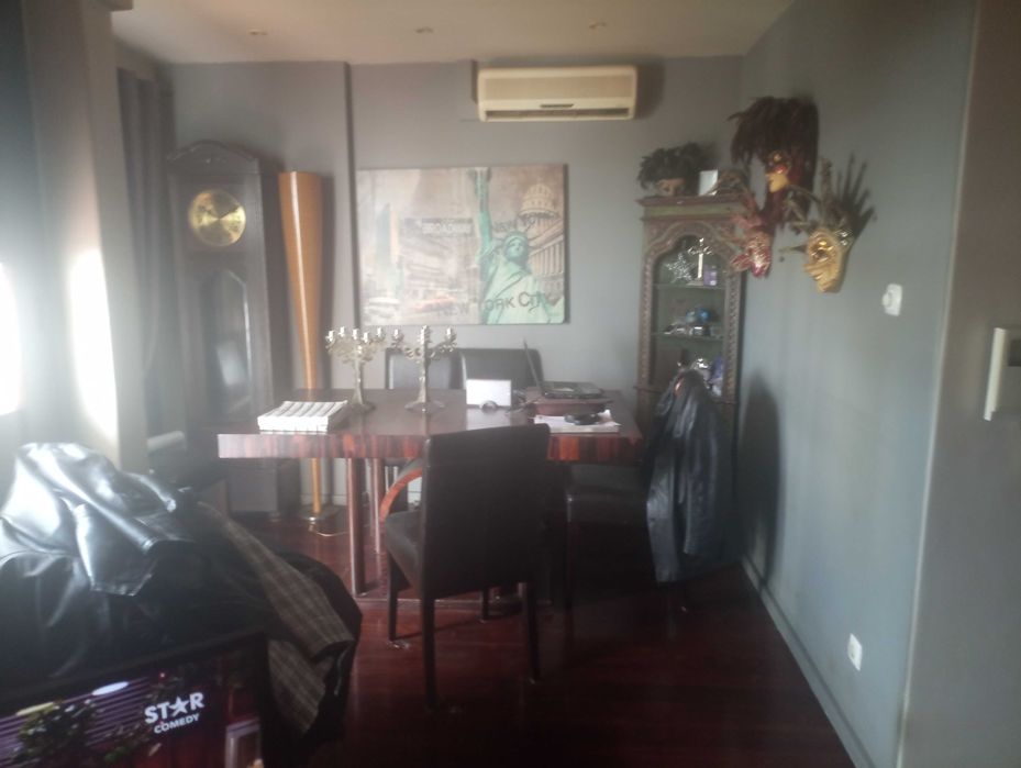 Mesa / secretária  influência art deco.. Usada, em bom estado.