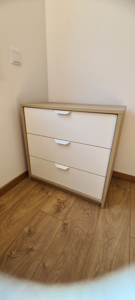 Cama com estrado, mesas de cabeceira e cómoda Askvoll