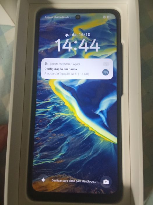 No telemóvel oppo a5x Android no vinho e folha