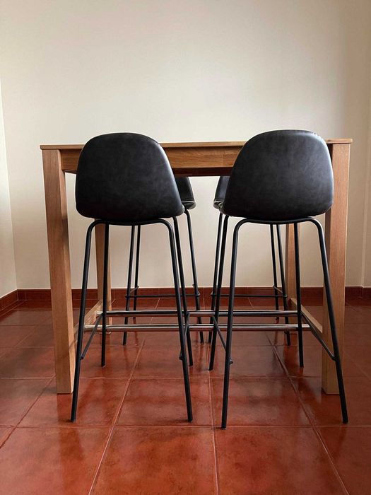 Mesa e conjunto de Cadeiras