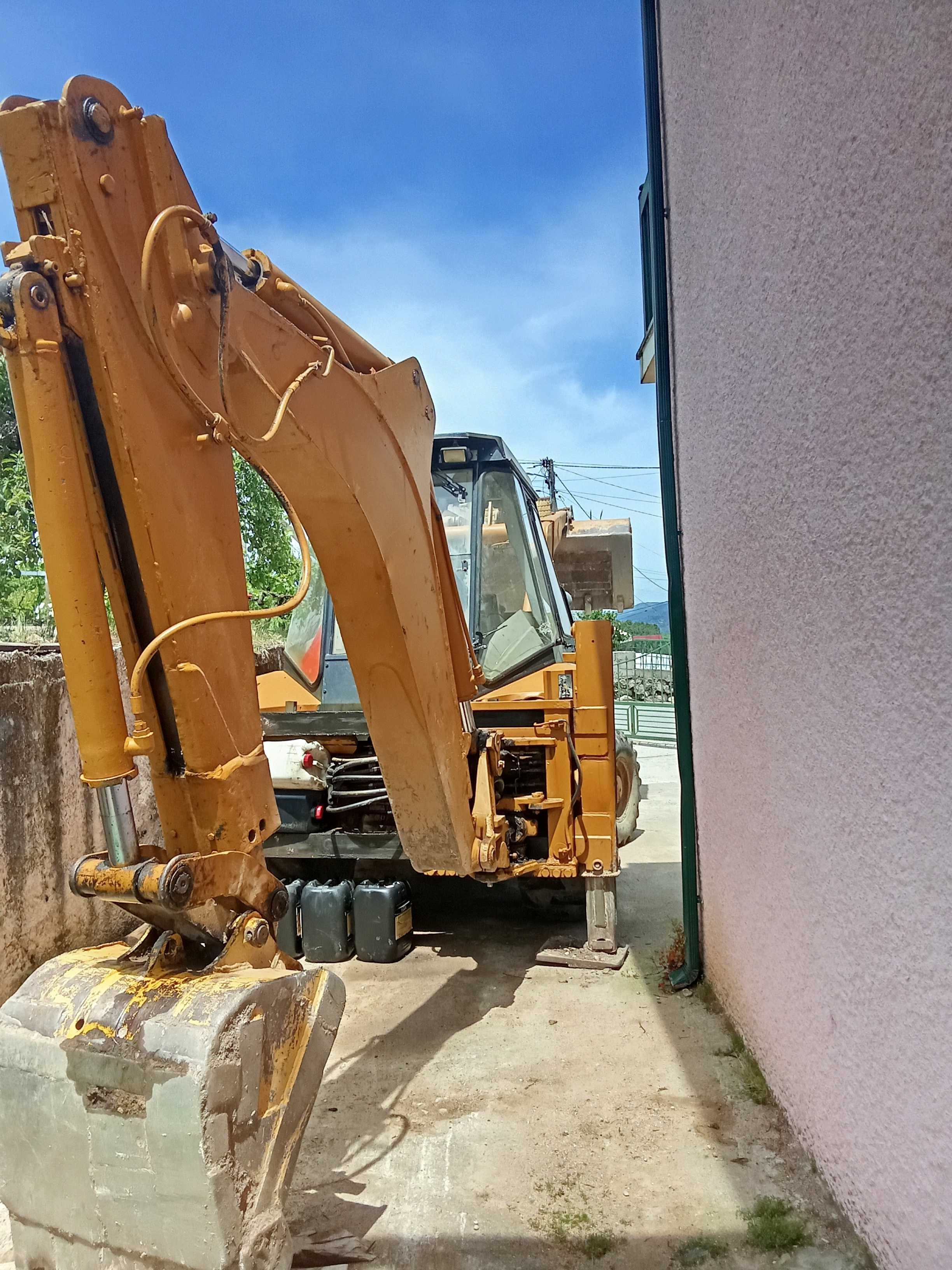 Retroescavadora Caterpillar 438b