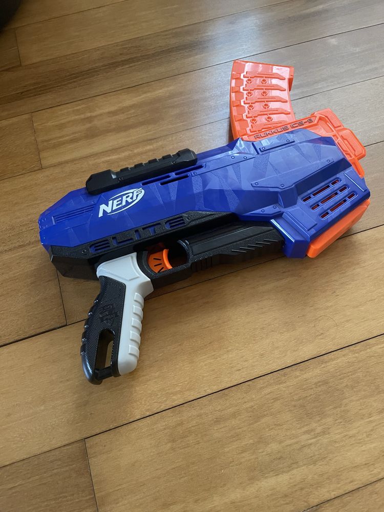 Várias pistolas nerf